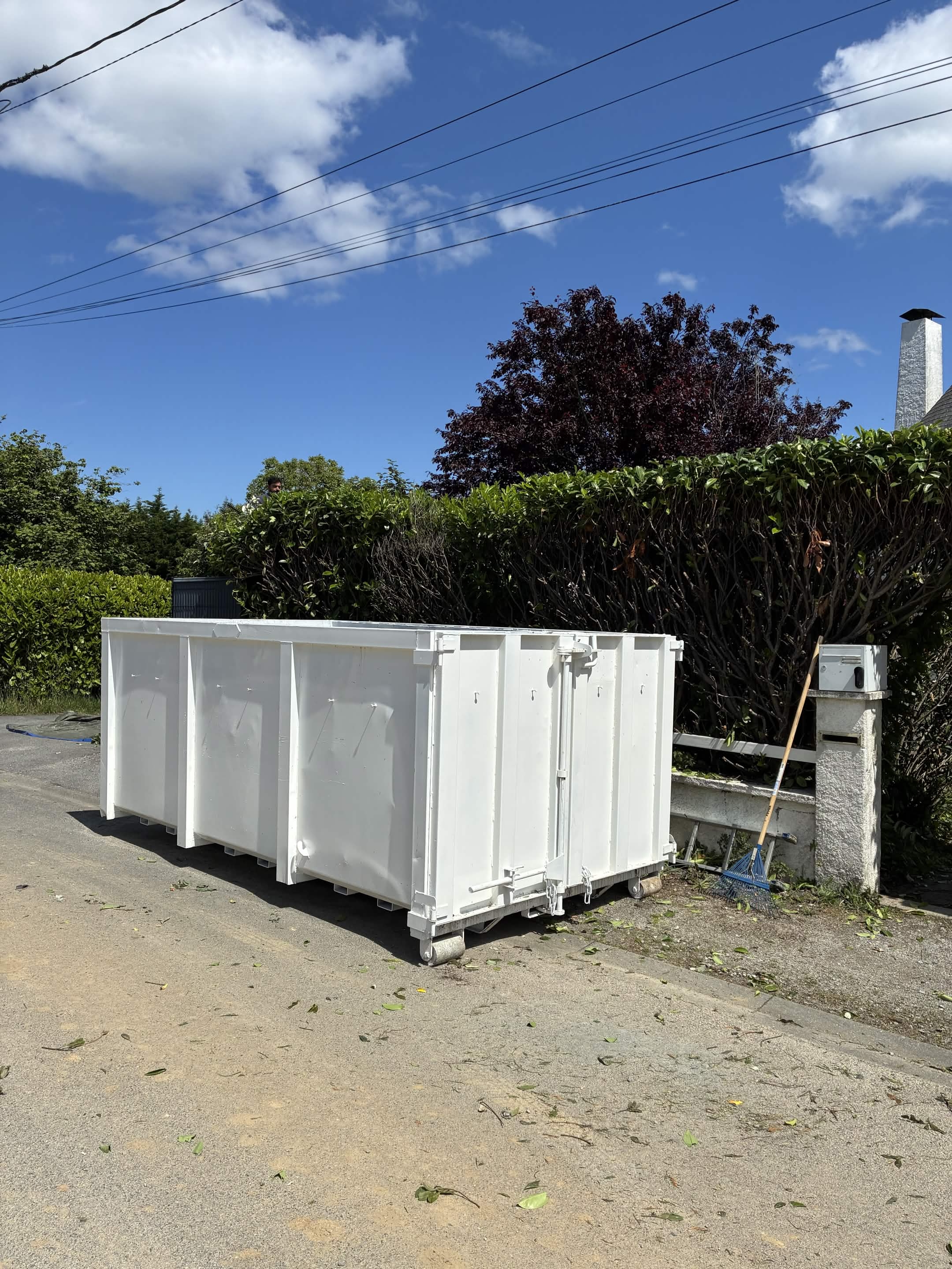 Benne 6m³ déposée devant une maison à Redon