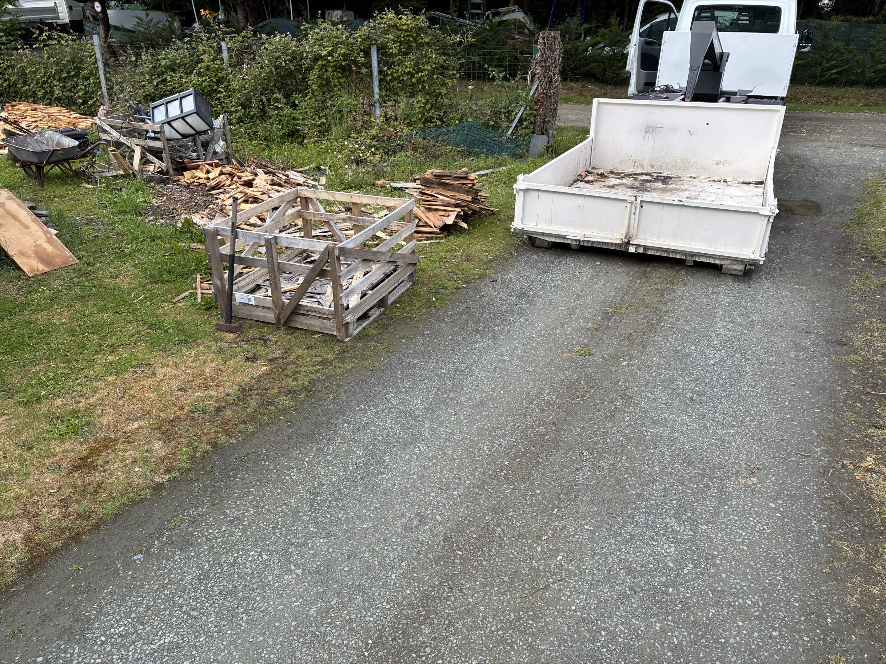 Benne en cours d'utilisation sur chantier à Pipriac