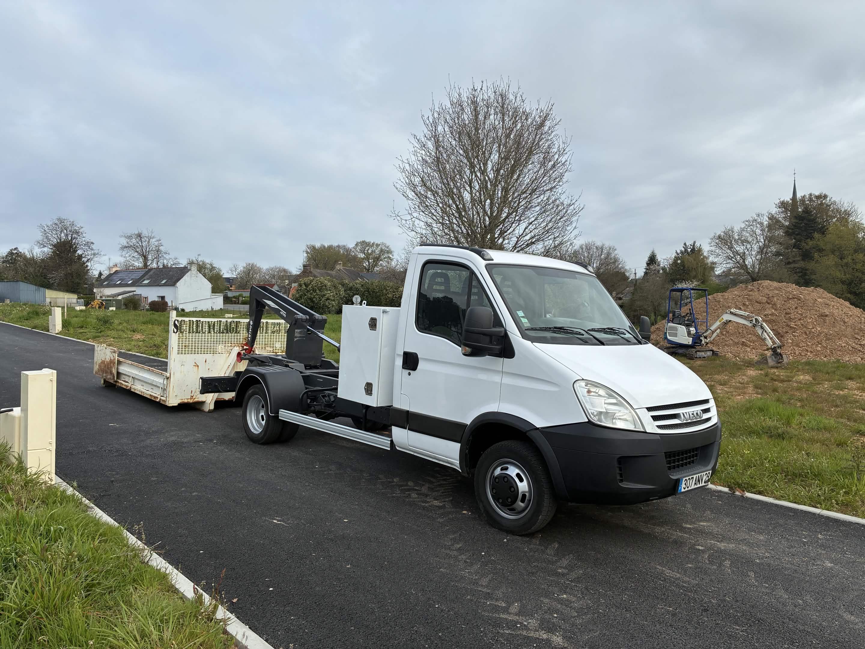 Camion de livraison MB Location Benne — livraison de benne sur chantier autour de Redon